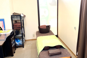 忍ヶ丘駅前整骨院（旧：たいよう鍼灸整骨院 忍ケ丘）で整体施術を受ける内観画像像