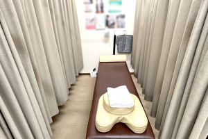 小倉名倉堂鍼灸整骨院で整体施術を受ける内観画像