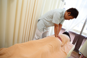 朝霞台駅前整骨院の腰痛の施術画像