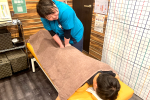 こころ整体院　大山院の骨盤矯正施術の施術風景画像です。