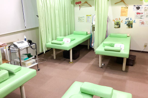 天王町そよかぜ鍼灸整骨院で整体施術を受ける内観画像像