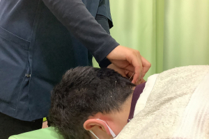 天王町そよかぜ鍼灸整骨院の鍼灸施術の施術風景画像です。