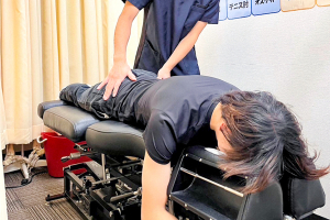 天王町そよかぜ鍼灸整骨院の骨盤矯正の施術風景画像です。