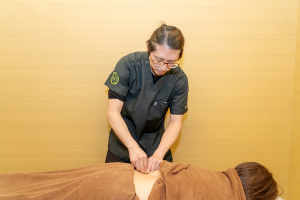 巣鴨総合治療院・整骨院　南加瀬院の鍼灸の施術風景画像