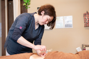 巣鴨総合治療院・整骨院　戸塚豊田院の鍼灸施術の施術風景画像です。