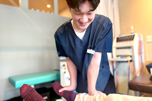 巣鴨総合治療院・整骨院　戸塚豊田院のあん摩マッサージ指圧の施術風景画像です。