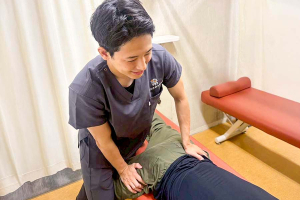 森脇鍼灸整骨院の腰痛に対する施術風景画像です。
