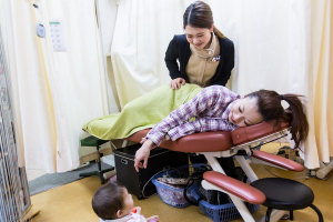 森脇鍼灸整骨院の腰痛の施術風景画像です。