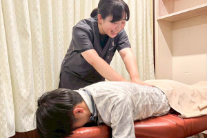 江坂もりわき鍼灸整骨院のぎっくり腰の施術風景画像です。