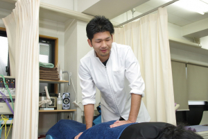 あおき接骨院の腰痛の施術風景画像です。