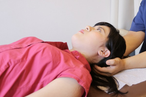 ヒノキ整骨院の肩こりの施術風景画像です。