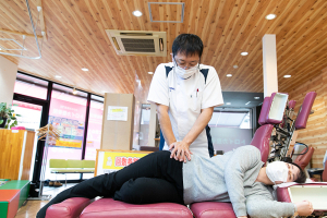 トロイカ整骨院 和泉中央店の骨盤矯正施術の施術風景画像です。