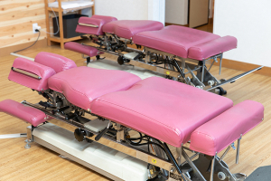 トロイカ整骨院 和泉中央店のトムソンベッドの施術風景画像です。