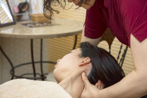 Wellness Salon Nicoyacaの肩こりの施術風景画像です。