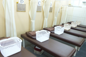 むらかみ整骨院・鍼灸院 久津川の整体の施術風景画像です。