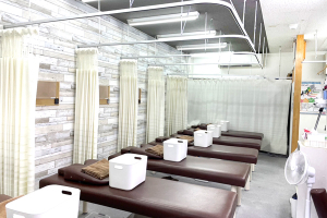 むらかみ整骨院・鍼灸院 久津川の整体の施術風景画像です。