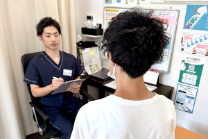 むげん整骨院　桃山御香宮前のカウンセリング風景画像です。