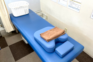 むげん整骨院・鍼灸院 大津膳所で整体施術を受ける内観画像