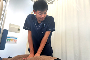 むげん整骨院・鍼灸院 大津膳所の骨盤矯正施術の施術風景画像です。