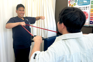 むげん整骨院・鍼灸院 大津膳所のトレーニング風景画像です。