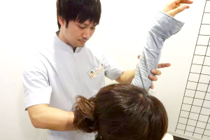 神戸外反母趾センター 整骨院サキュレの整体の施術風景画像です。