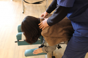 Haru整骨院の肩こりの施術風景画像です