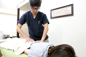 古賀整骨院の腰痛の施術風景画像です。