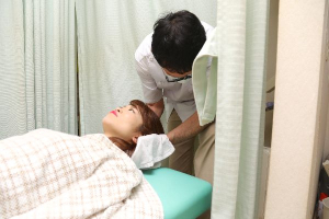 もりもと鍼灸整骨院の肩こりの施術風景画像です。