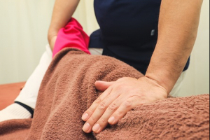 源整体院　はりきゅう治療院の骨盤矯正の施術画像