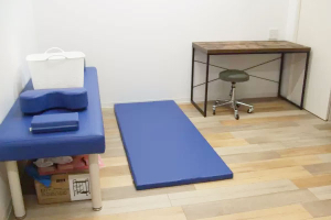 むげん整骨院・鍼灸院 石山駅前院で整体施術を受ける内観画像