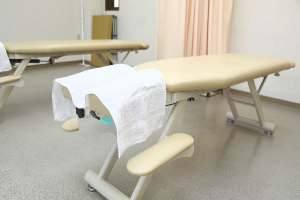 東葛カイロプラクティック整体院で整体施術を受ける内観画像