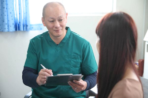 しおり整体院の整体施術のカウンセリング風景の画像