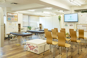 ファミリーカイロプラクティック三鷹院で整体施術を受ける内観画像