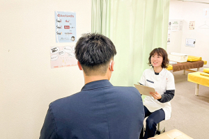 すずらん鍼灸接骨院　中村公園院のカウンセリング風景画像です。