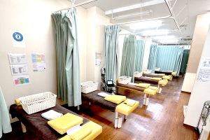 すずらん鍼灸接骨院 高畑院で整体施術を受ける内観画像
