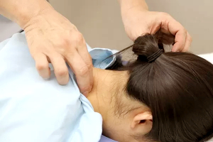 はりとおきゅうの専門治療院コイズミの肩こりの施術風景画像です。