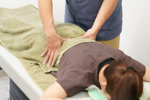 横浜みなと鍼灸院整骨院の腰痛の施術風景画像です。