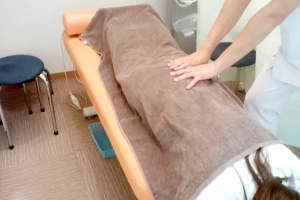 みなみ鍼灸整骨院　たかいし院の骨盤矯正施術の施術風景画像です。
