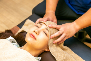 須崎整骨院　博多中洲川端院のあん摩マッサージ指圧の施術風景画像です