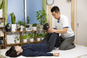博多あんしん整体院の骨盤矯正施術の施術風景画像です。