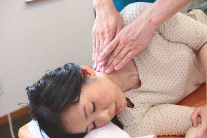 さんさん鍼灸整骨院の肩こりの施術風景画像です。