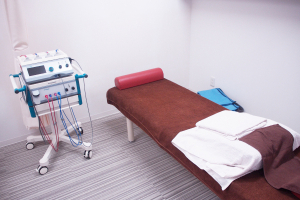 下中整骨院 貝塚院の施術ベッドの内観画像です