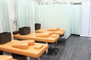 ココロカラダメディカル整体院 横浜四季の森フォレオ院で整体施術を受ける内観画像