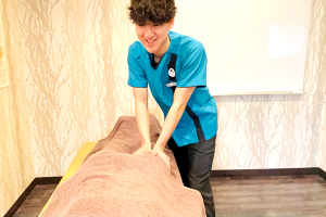 こころ整骨院　西新院の骨盤矯正施術の施術風景画像です。