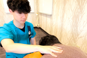 こころ整骨院　西新院の肩こりの施術風景画像です。