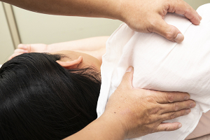 慈愛堂の肩こりの施術風景画像です。