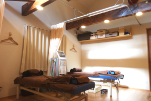 草加べんてん接骨院 鍼灸院で整体施術を受ける内観画像