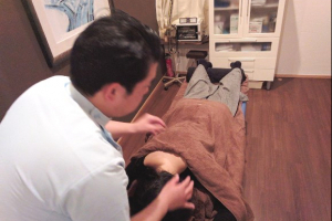 草加べんてん接骨院 鍼灸院の肩こりの施術風景画像です。