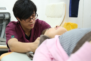 百合の花整骨院の整体の施術風景画像です。