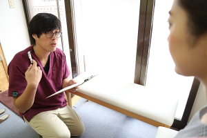 百合の花整骨院のカウンセリング風景画像です。